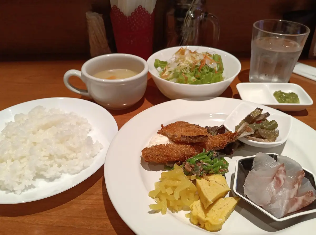 OurAge×Webエクラ　【１日目】メニュー：アジフライ定食（アジフライとおかずのプレート、野菜入りコンソメスープ、キャベツサラダ、ご飯）