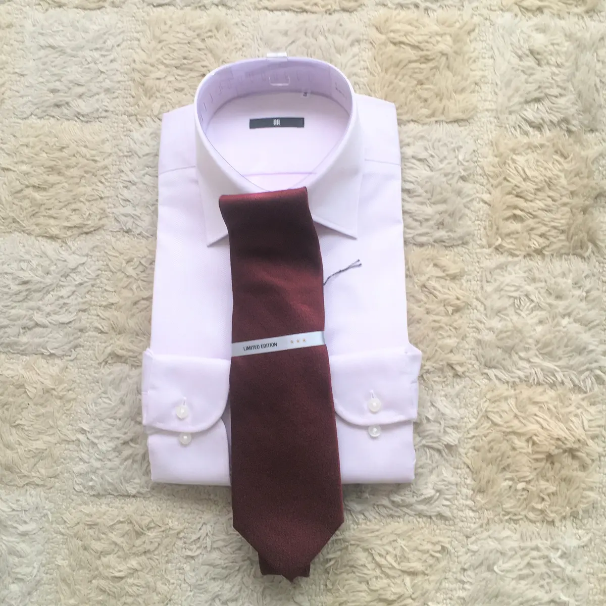 ピンクのシャツとワインレッドのネクタイ