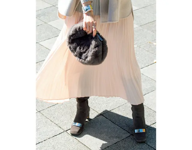 淡色コーデをよりおしゃれに見せるのが、トープカラーの小物たち。