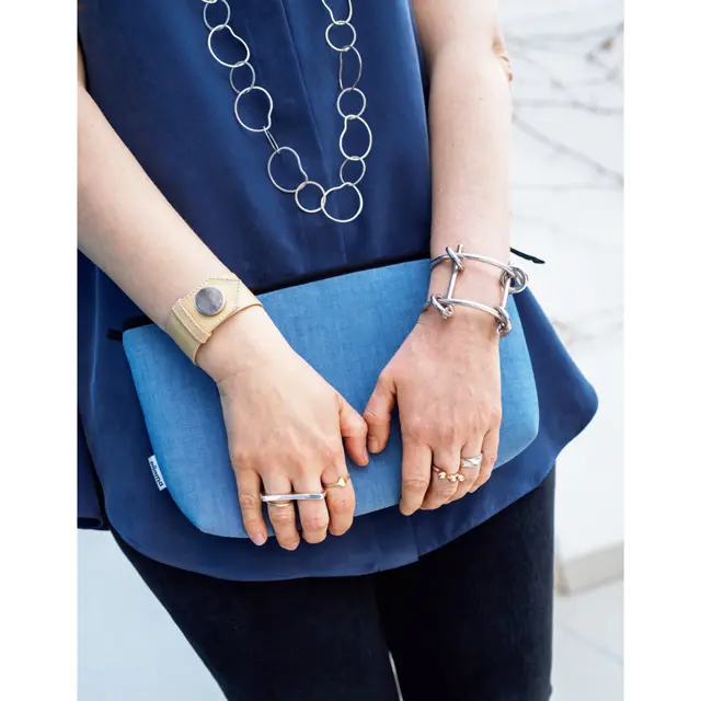 「統一感を気にせずレイヤードしてもトゥーマッチでない理由は、涼しげなシルバー素材が多めだから」。