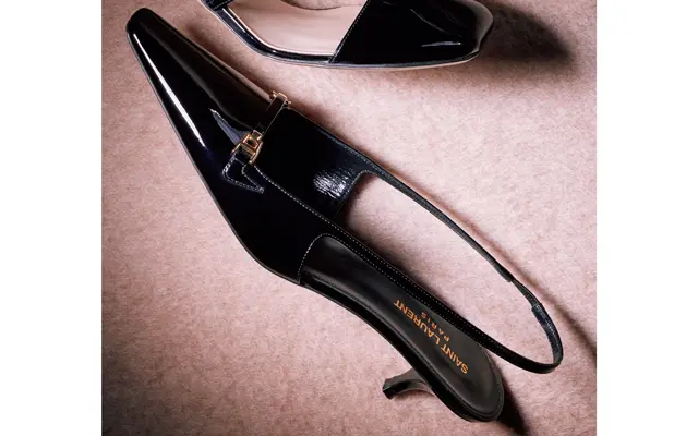 ロングノーズとキトゥンヒールがクラシカル。伸縮性のあるストラップで心地よく歩ける。