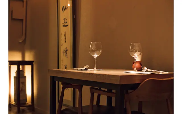 グレーが基調のモダンな店内