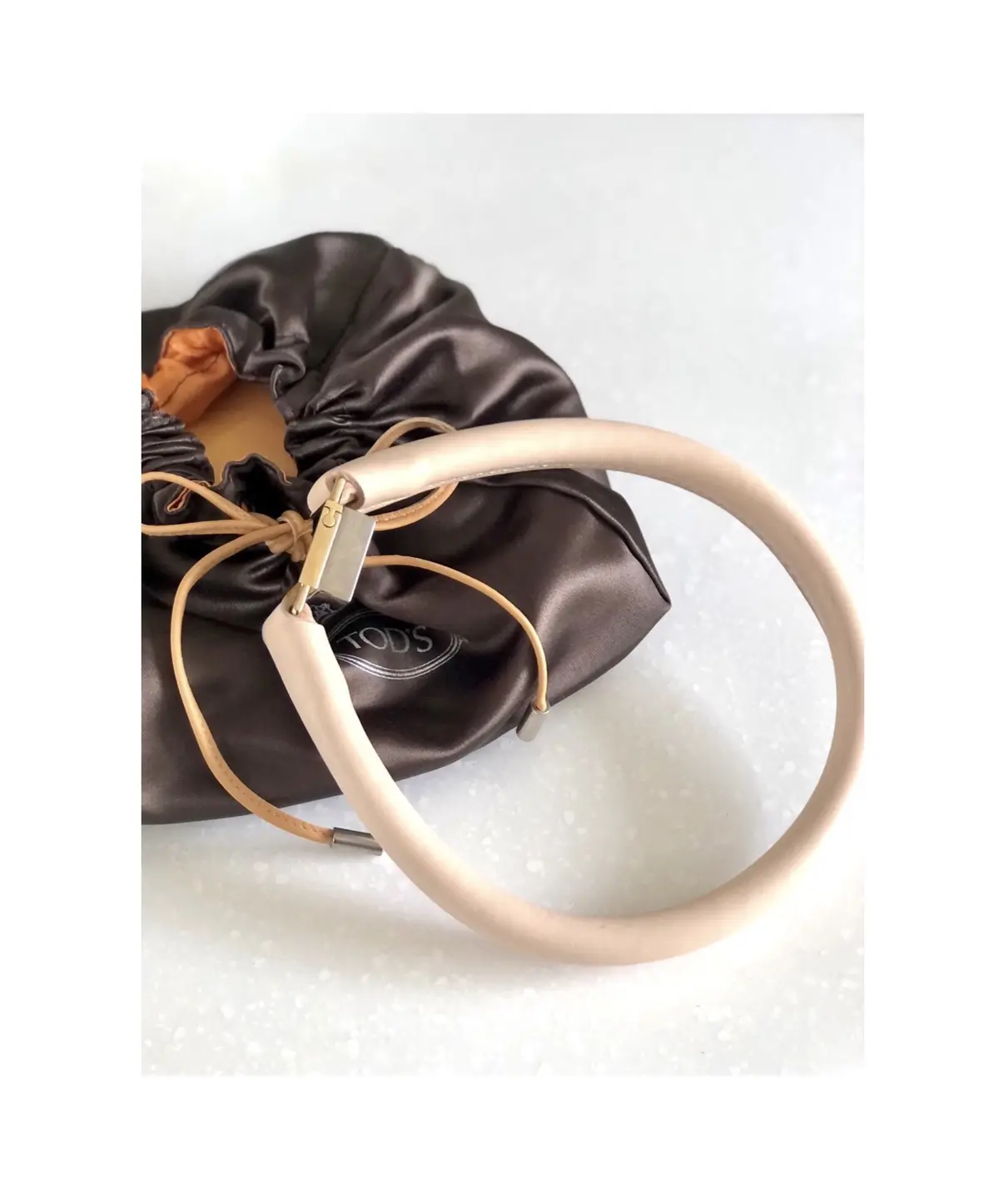 きれい色スカートと白シャツコーデの画像_3