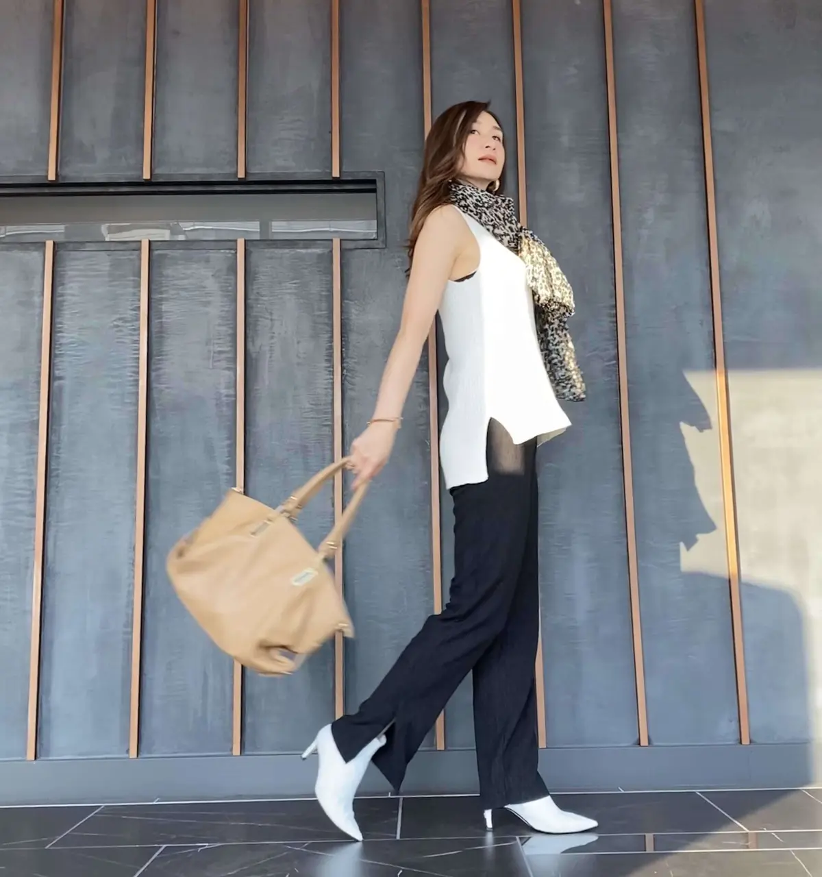 スリットが裾のサイドに入っているのでショートブーツが見えるのもオシャレ