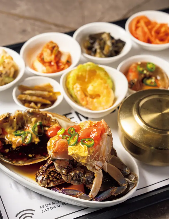 「カンジャンケジャン定食」W40, 000。朝鮮かぼちゃ（エホバッ）のジョンなど、日替わりのおかずも絶品