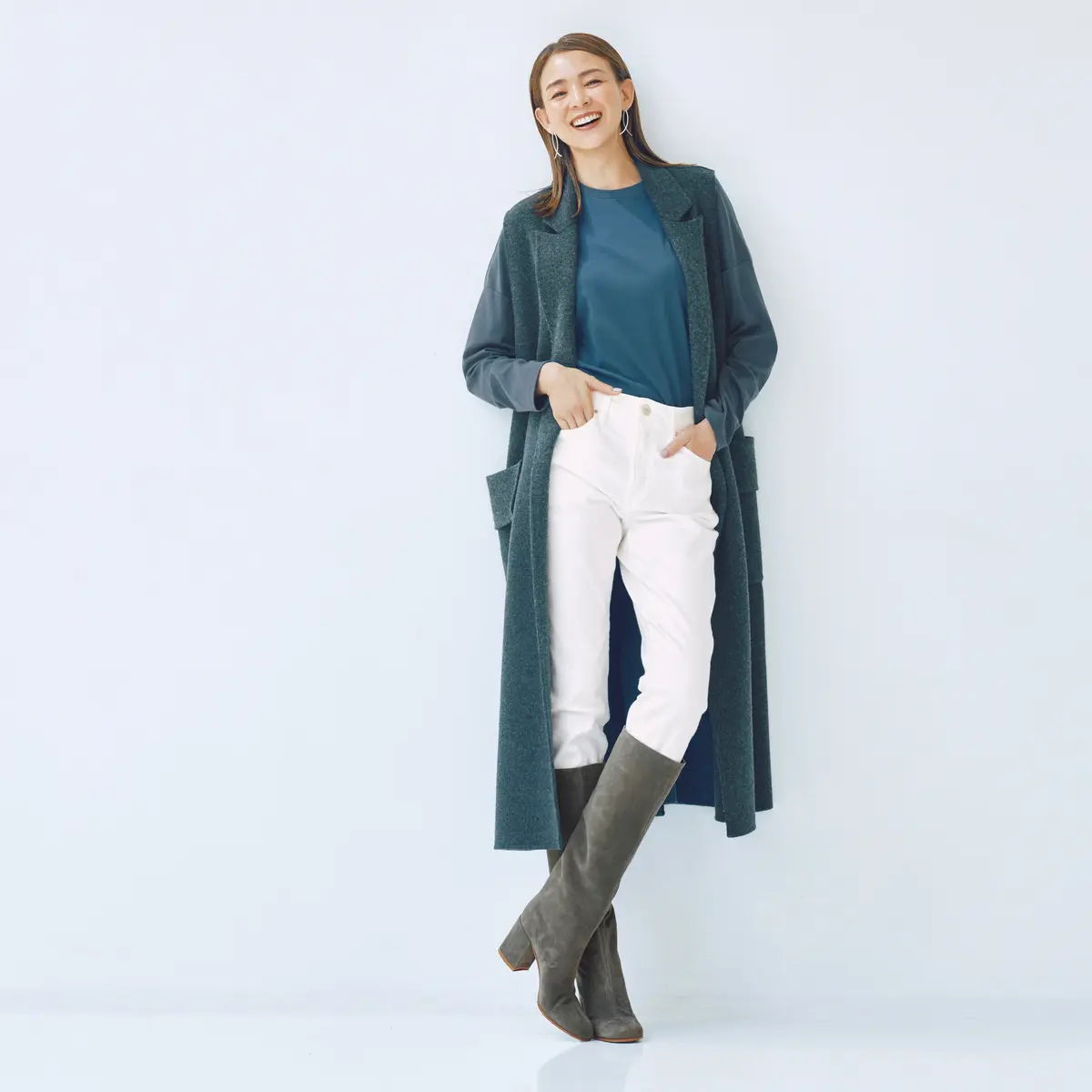 グレーニットロングコートと白デニムのコーデ　モデル・SHIHO