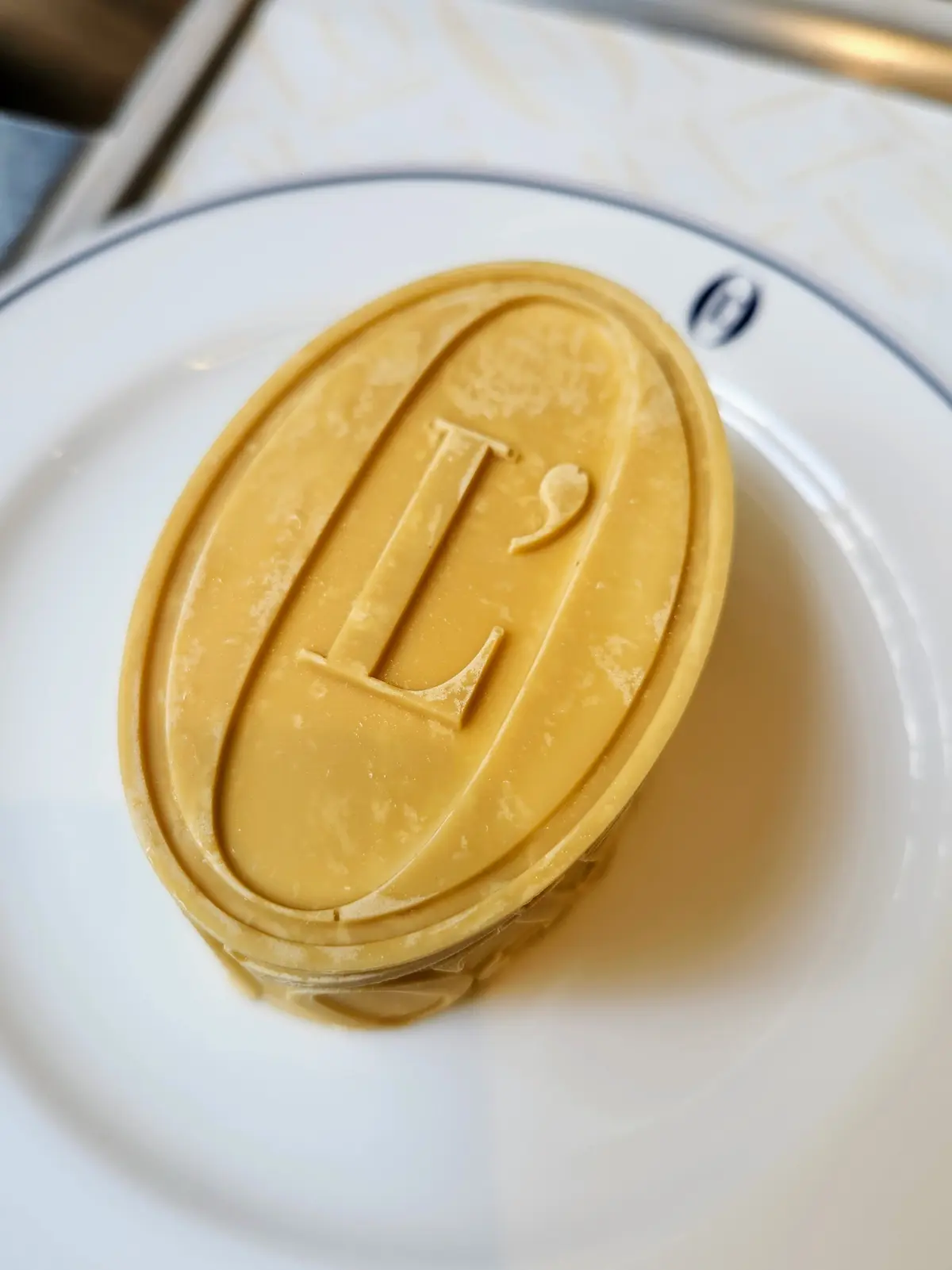 表参道カフェ、ロシフェルコーヒー、モカケーキ、ラテアート、40代ファッション、ネイビースタイル、L'OFFICIEL COFFEE