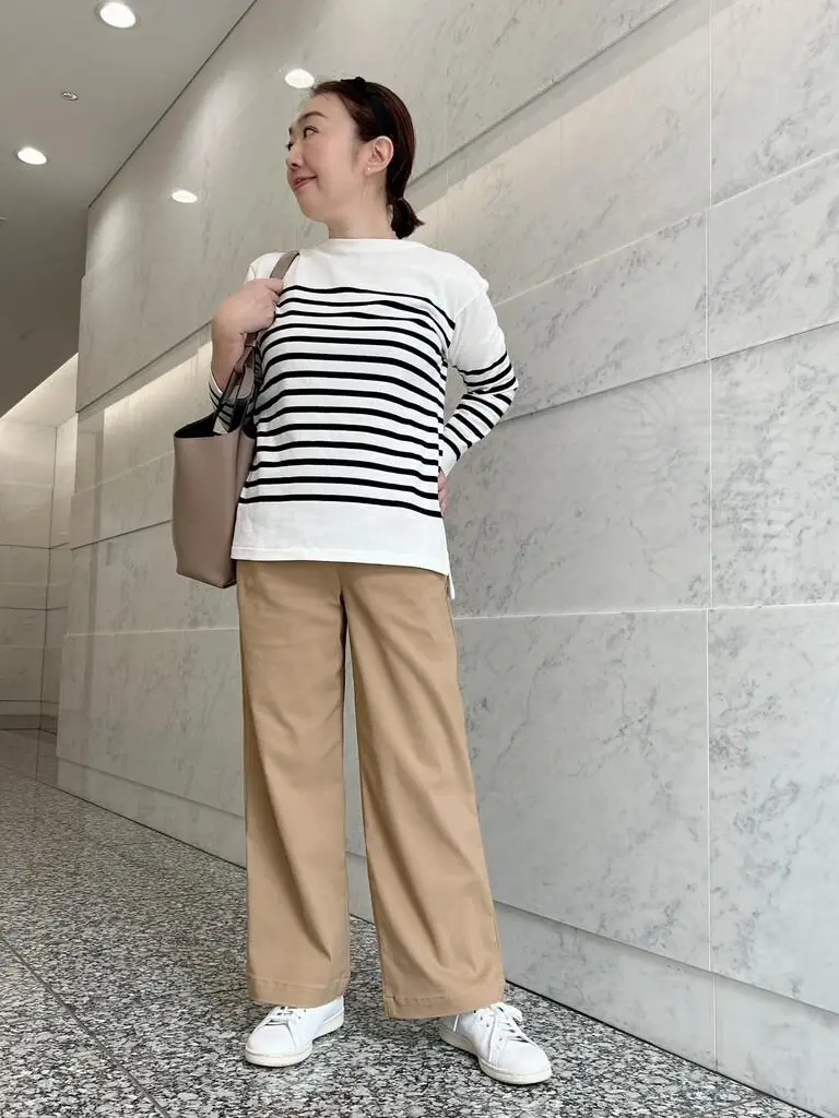 ベルメゾン 座（tHE）パンツ・ワイドパンツのベージュをはいたところ