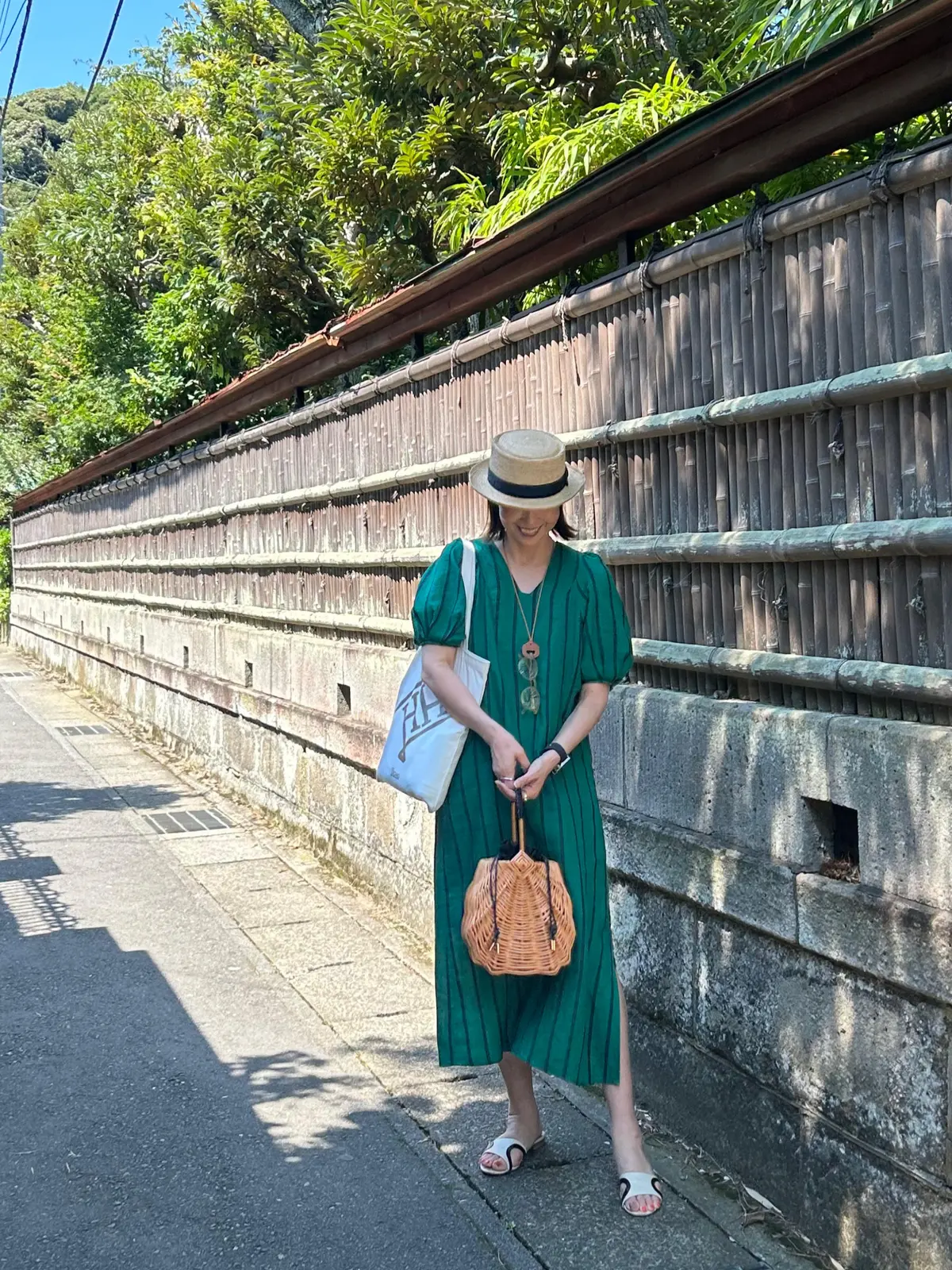 鎌倉散歩　グリーンワンピース　麦わら帽子　カゴバック