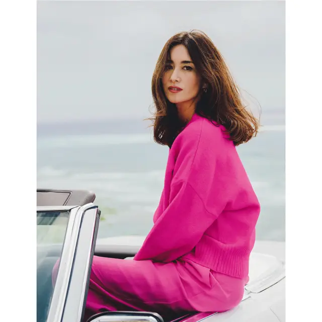 ピンクのビビッド感とヘアスタイルの躍動感がリンク