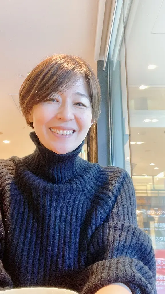 レースのマキシ丈スカートにショートヘアでの画像_3