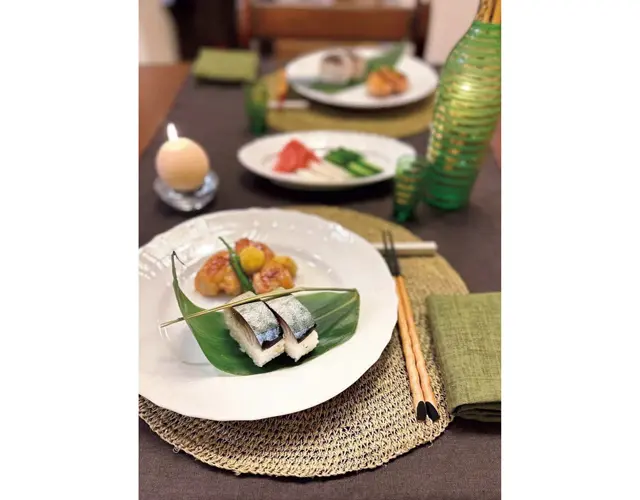 茶色のテーブルランナーとジュート素材のマットで、和食にも違和感なし