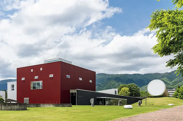 独立した棟が集合 する美術館建築。企画展ギャラリーも