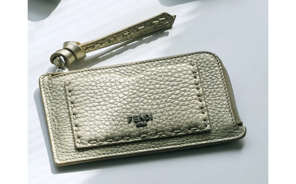 華やかなシャンパンゴ ールドに職人技が光るステッチを施して。表面、裏面、中と、カードをたくさん収納できる優秀なデザイン。小銭入れ1、 カード挿し4、ポケット1。カードケースポーチ（8×13×1）￥85