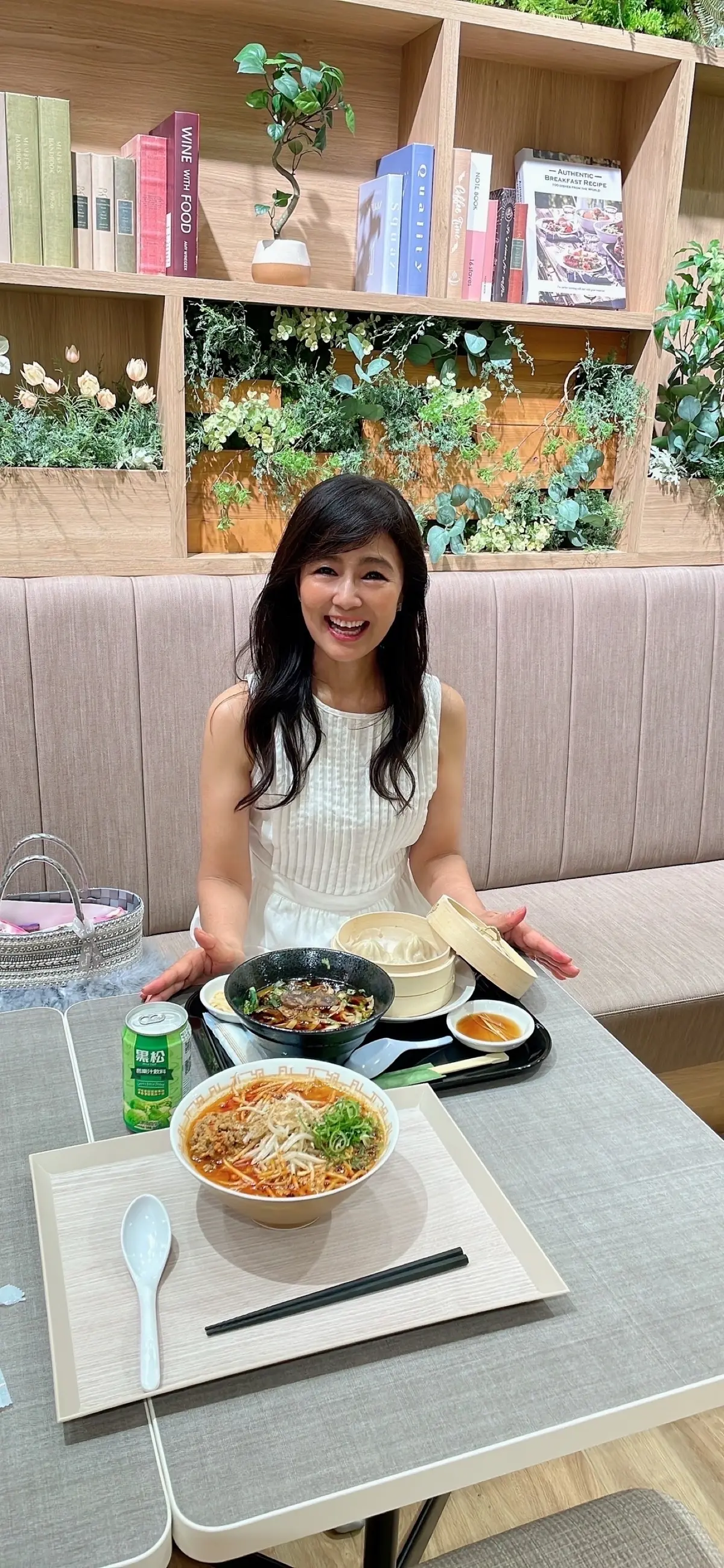 白、ワンピース、白ワンピース、かごバッグ、SHEIN、 Fang  Fa、三井ショッピングパーク、ららテラス北綾瀬、ショッピングモール、商業施設、フードコート、担々麺、海老ラーメン、海老味噌ラーメン、甘エビ味噌ラーメン、ピリ辛ラーメン、牛肉麺、台湾牛肉麺、グァバジュース、台湾牛肉麺、グルメ、台湾グルメ、小籠包、飲茶、台湾飲茶、B級グルメ、本格的、中華、中華街グルメ、北海道グルメ、東京初出店、札幌味噌 Fuji 屋、横浜中華街、 台湾美食店 886食堂、台湾牛肉麺 小籠包セット、グァバジュース、台湾グァバジュース、いちご飴、ぶどう飴、いちご&マスカットの飴、