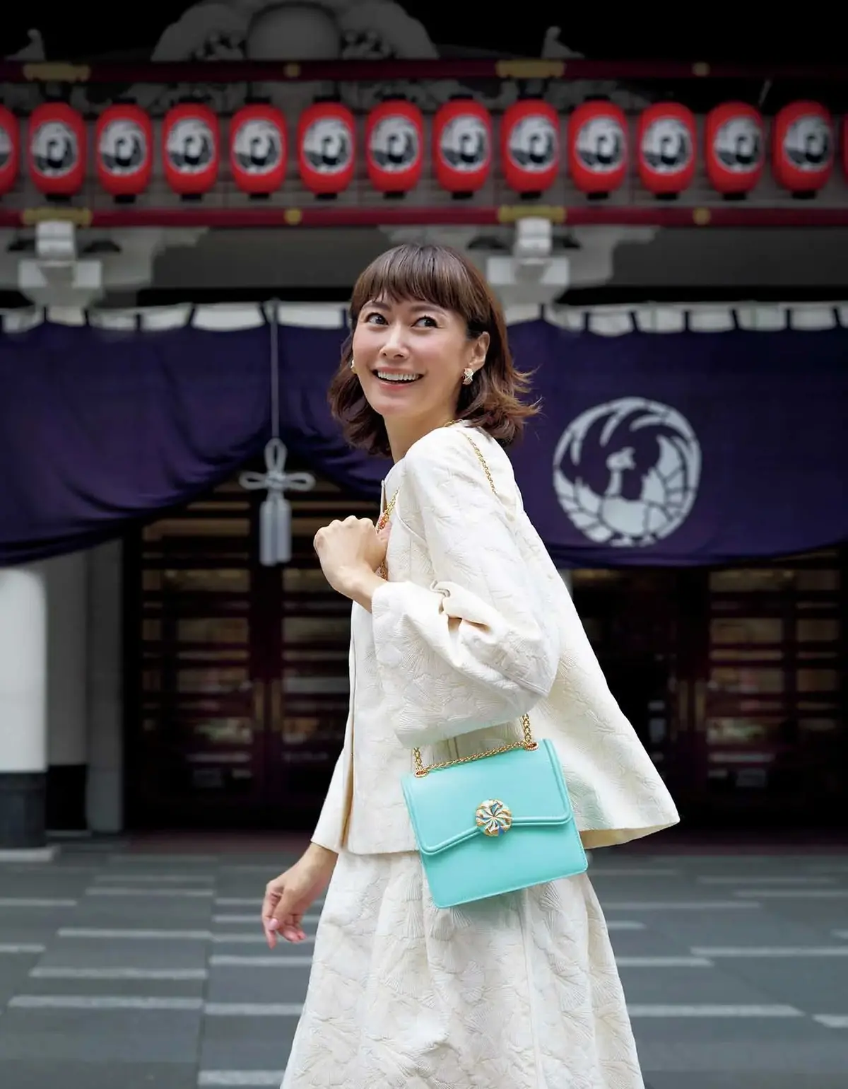 アイコニックなティファニー ブルーが正統派の装いを軽やかに昇華