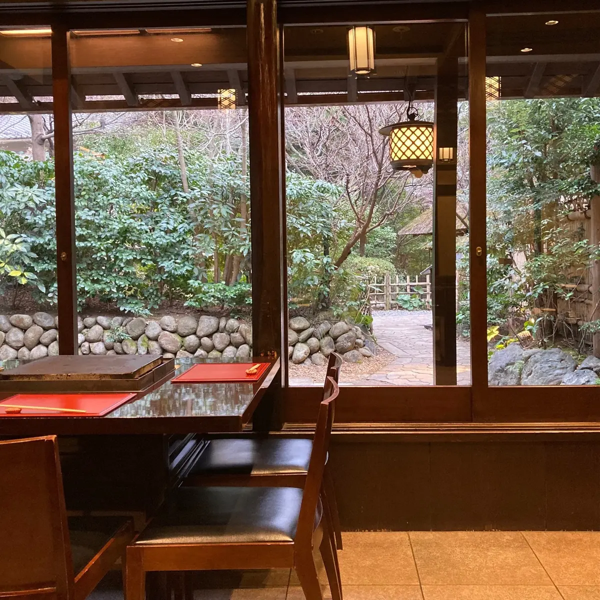 店内から眺めるアプローチ