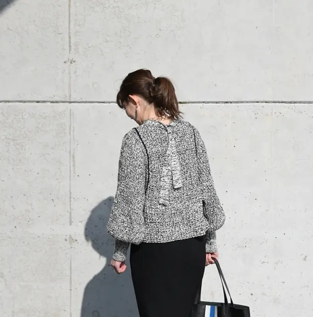 ニットはボリューム袖や首元のリボンがアクセント