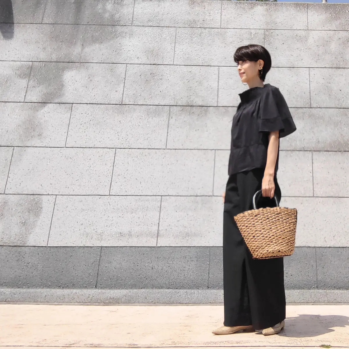 黒ブラウス　ワイドパンツコ－デ　かごバッグ