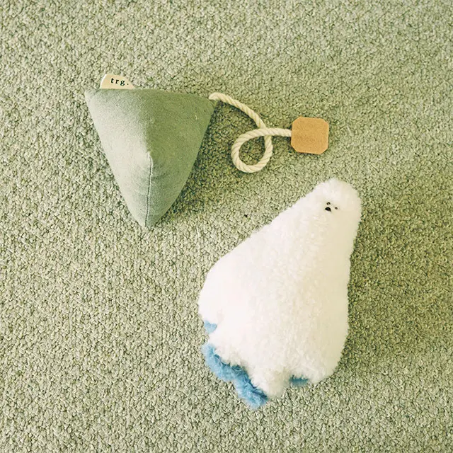 最近は韓国発の猫グッズに注目中。The royal groce ryのティーバッグ型、WETNOSEのイエティ型とキ ャットニップつきのおもちゃも多種多様