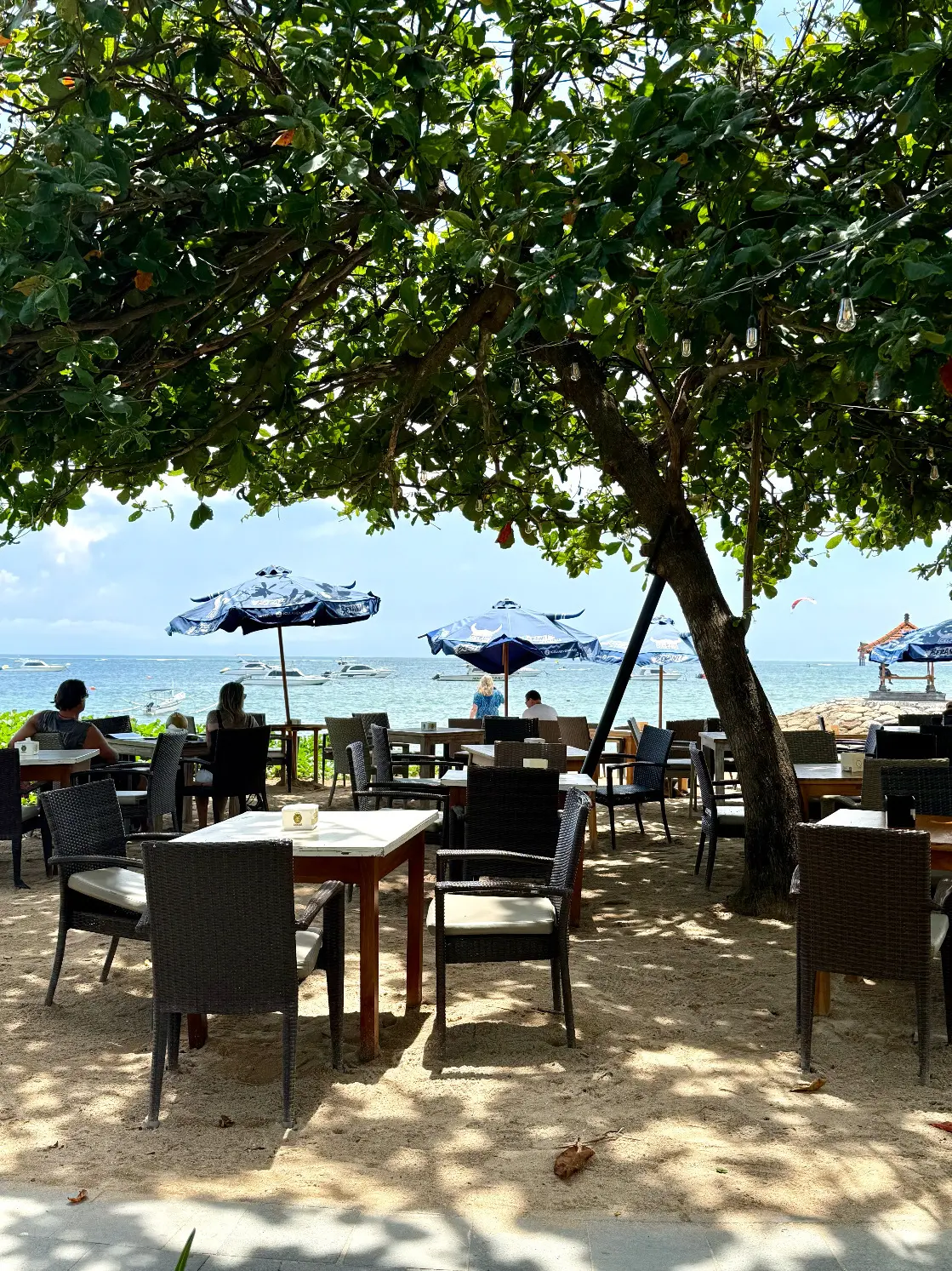 50代夫婦旅行　BALI 　バリ島　サヌール　サヌールビーチ　カフェtopha 海辺の席