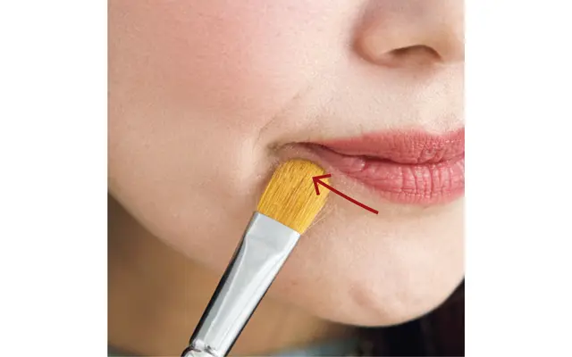 下唇の口角をハイライトで上向きに