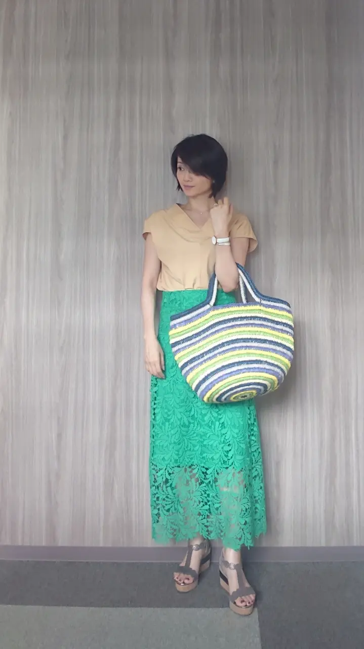 大きいカゴバックとスカートコーデ