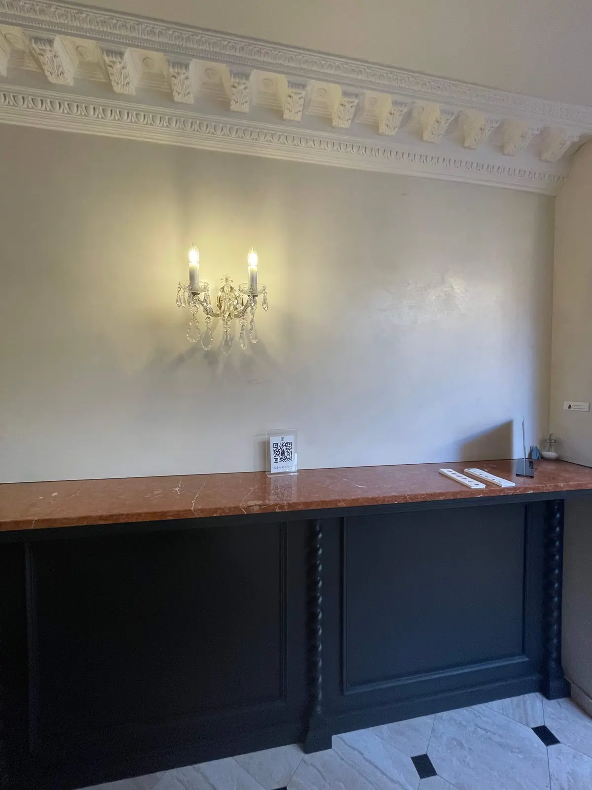 Aux Merveilleux de Fred（オー・メルベイユ・ドゥ・フレッド）。店内。シャンデリア。大理石。