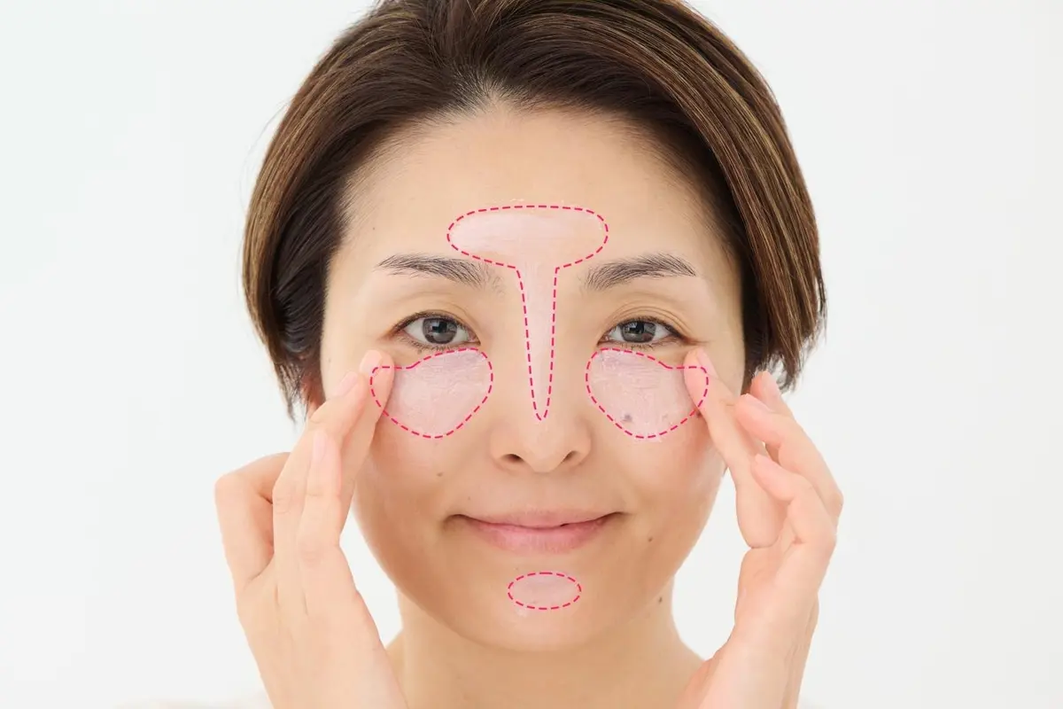 OurAge×Webエクラ トーンアップ下地を部分的に塗る