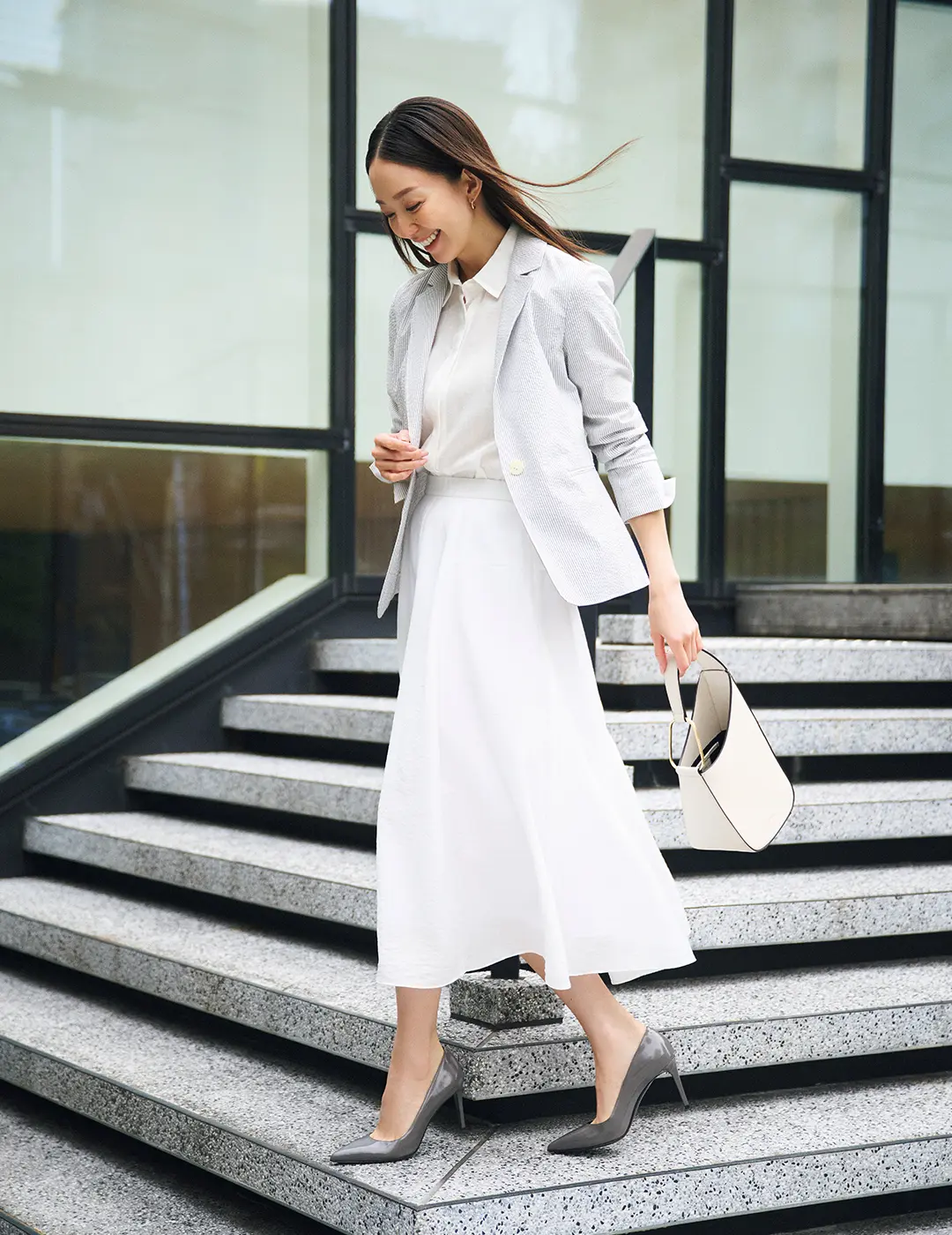 涼感あるサッカー素材ジャケットとエアリーなスカートでさわやかに