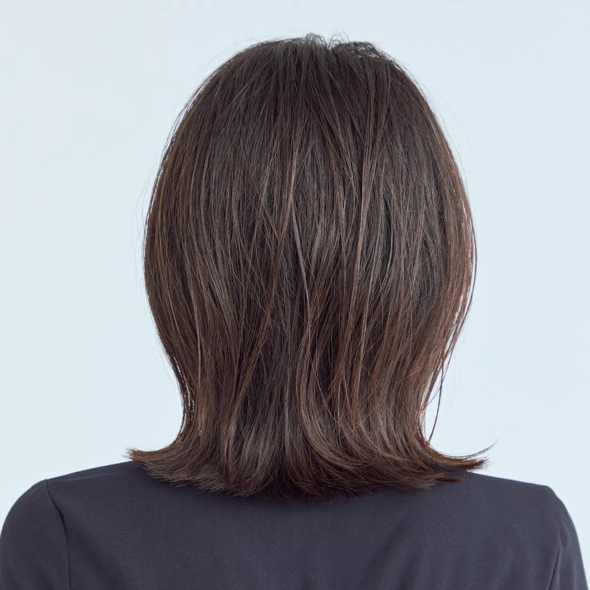 後から見たミディアムヘアスタイル