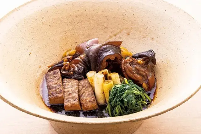 たまり醤油で炊き、すっぽんのうま味を後押し。すっぽんの煮付け