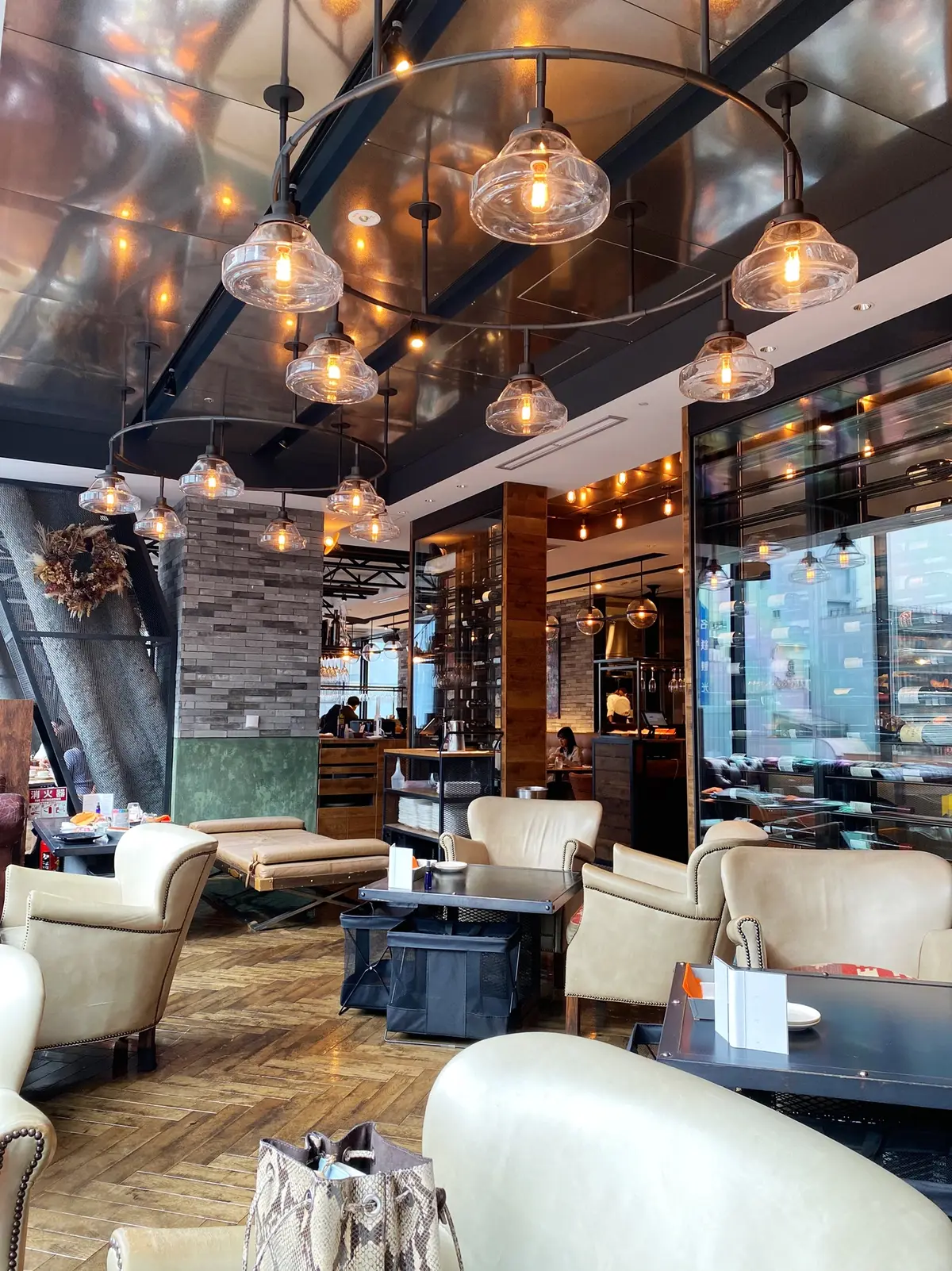 シャツ&ニットレイヤードスタイルの画像_5