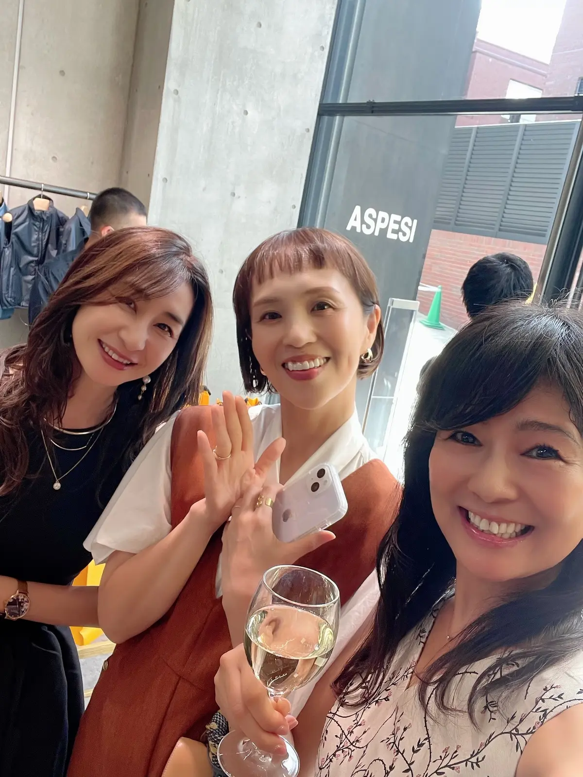 アスペジ、ASPESI、ASPESI青山店、オシャレ、モダン、建物、エクラ華組、華組、エクラJマダム、Jマダム、店内、イベント、エクラ&ASPESIショップイベント、スパークリングワイン、シャンパン、とも子