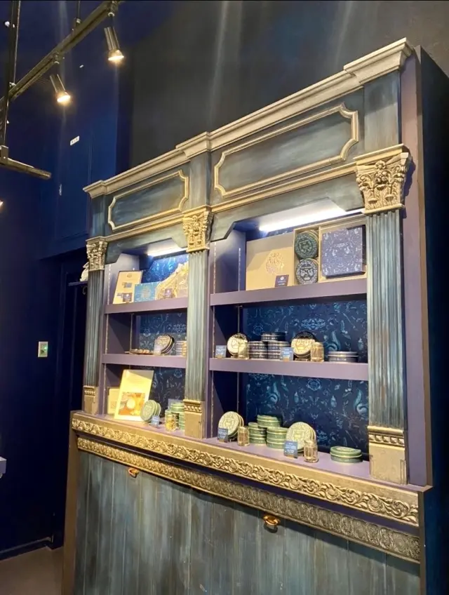 銀の樹がある青い森の中で、リスさんとかくの画像_6