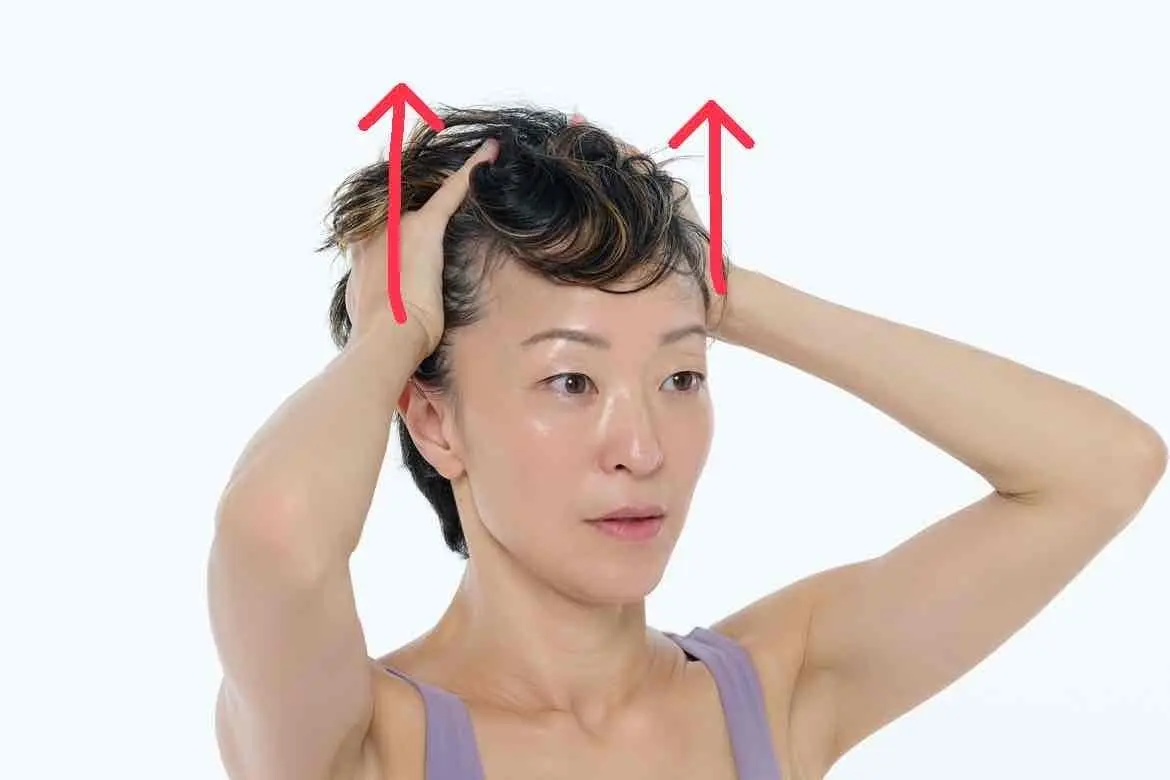 OurAge×Webエクラ OurAge×Webエクラ 40代50代　顔ピラティス 両方の手のひら全体で上の方向へと引き上げる