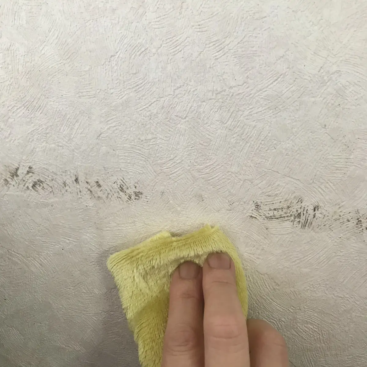 重曹水で汚れを落とす