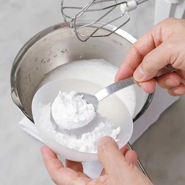 メレンゲを作る。4で分けた卵白を別のボ ウルに入れ、ハンドミキサーで少し泡立つ くらいにほぐし、メレンゲ用粉砂糖の1/４ 量を加えてミキサーの高速で泡立てる。