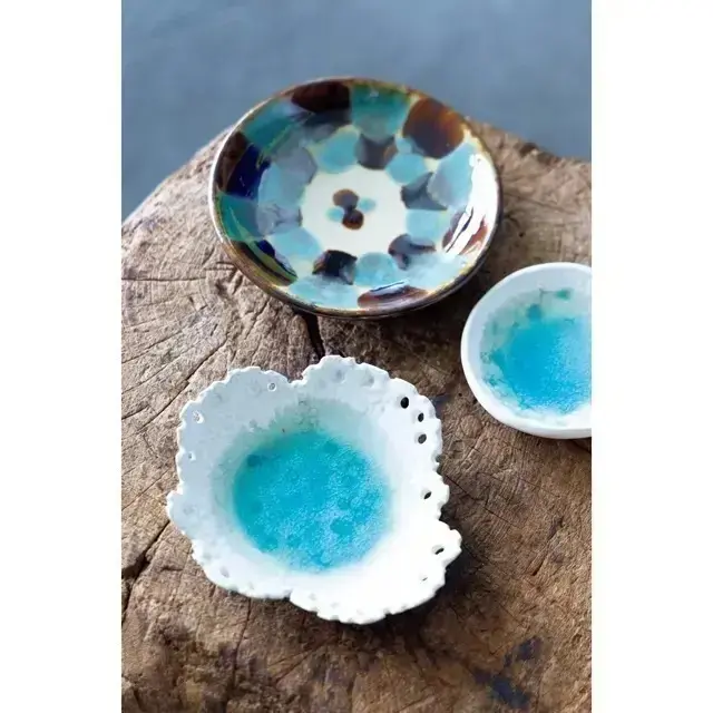 ショップでは、沖縄の焼きもの「やちむん」も販売