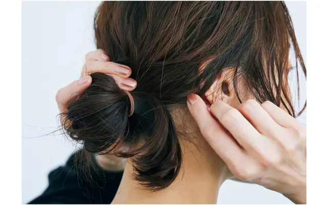 《2》おだんごの毛束と耳まわりの毛束を引き出し、帽子をかぶったときのラフなニュアンスに。