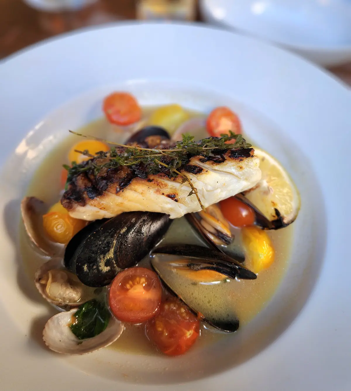 グリル鮮魚のアクアパッツァ