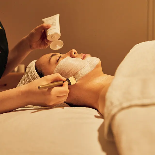 「マリンジュエル」（80分W230,000）はマスクで老廃物を除去後、サーモンのDNAから抽出の成分配合オイルなどで保湿。「チョンミョンハン」（50分）はW140,000