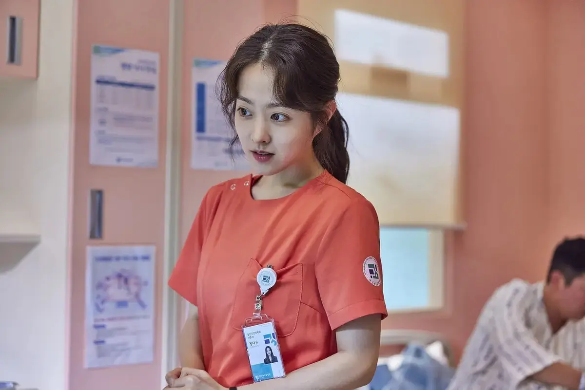 主人公チョン・ダウン役のパク・ボヨン。Netflixシリーズ「今日もあなたに太陽を ～精神科ナースのダイアリー～」独占配信中