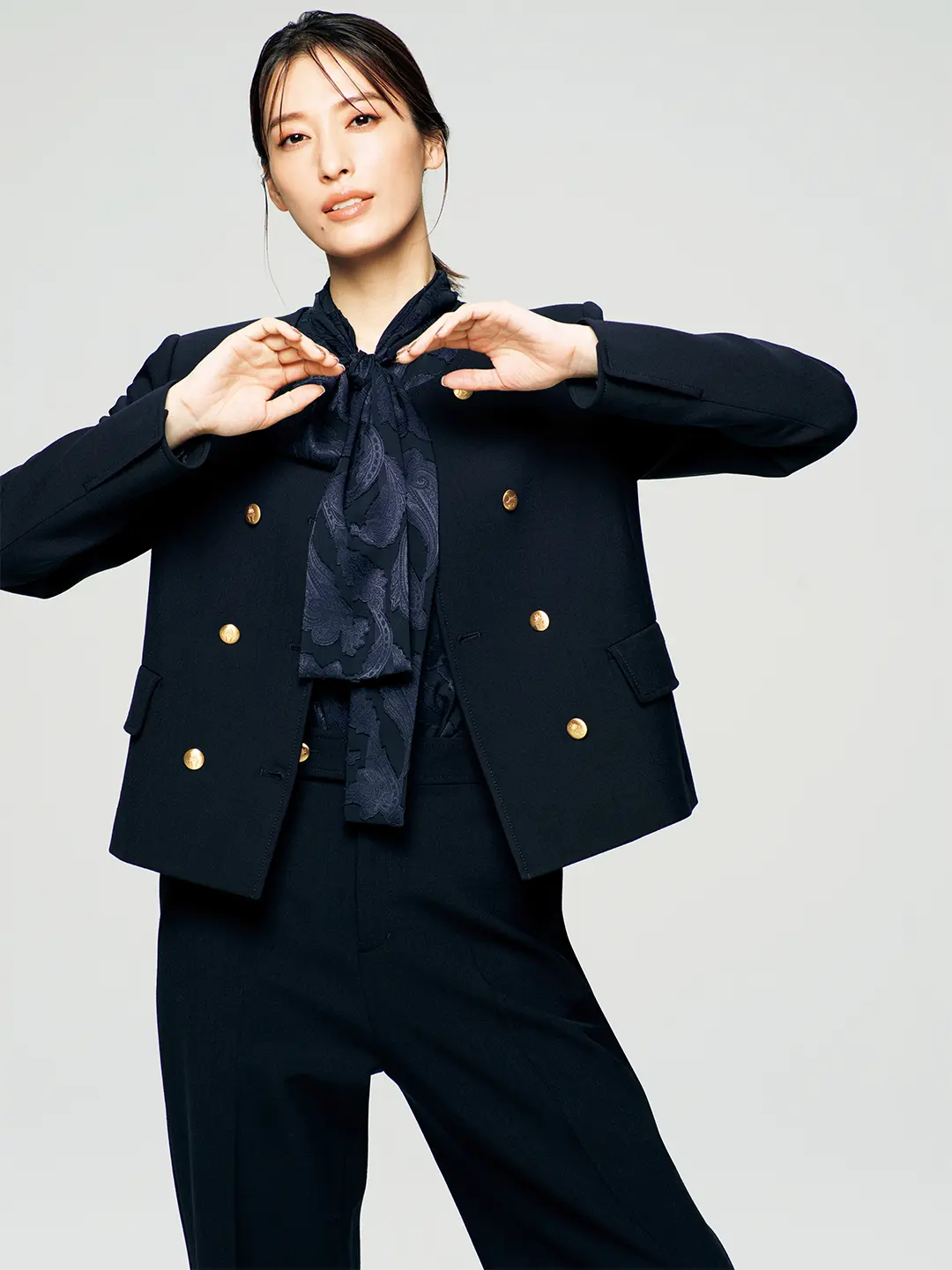 ネイビーのセットアップの洗練をまとう