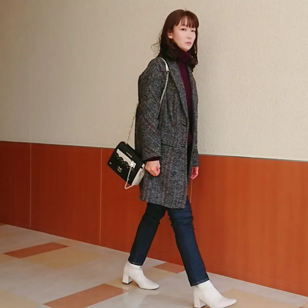 ヘリンボーン柄コート  デニム  白いブーツ  チェーンバッグ