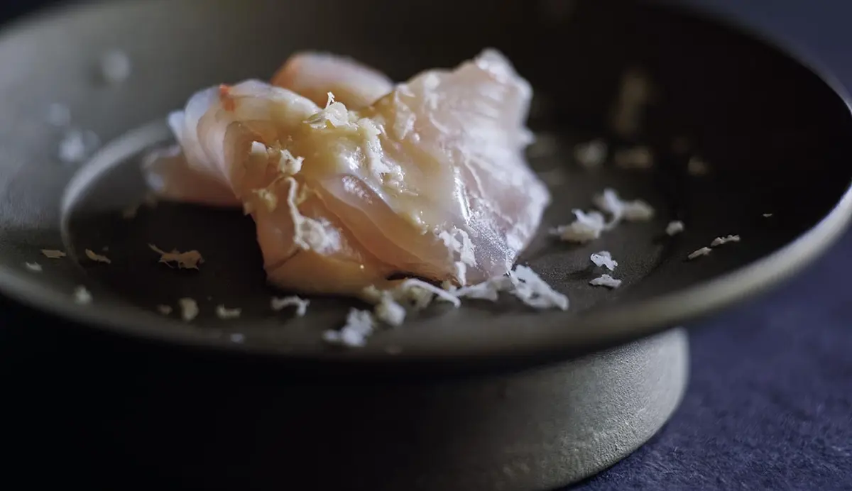 白身魚、にごり酒の煎り酒に、すりおろした ホースラディッシュと白の美しきグラデーション。 煎り酒の酸味にリフレッシュ。