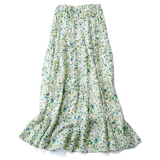 スカート￥29,000／インターリブ（サクラ）