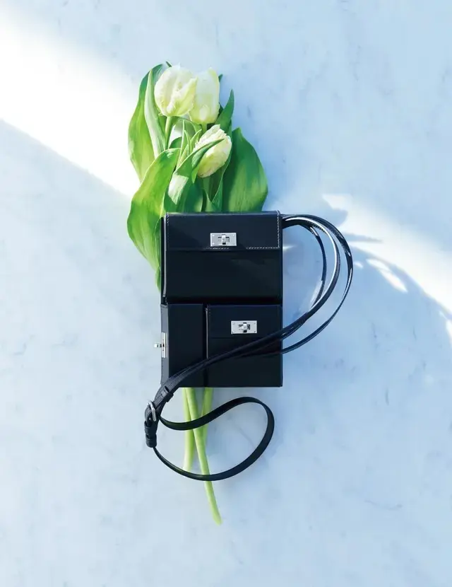 ウィットに富んだハイブリッドデザインに辛口の黒が調和して