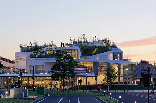 東武鉄道太田駅北 口を出てすぐと立地 も抜群。建築は平田 晃久。