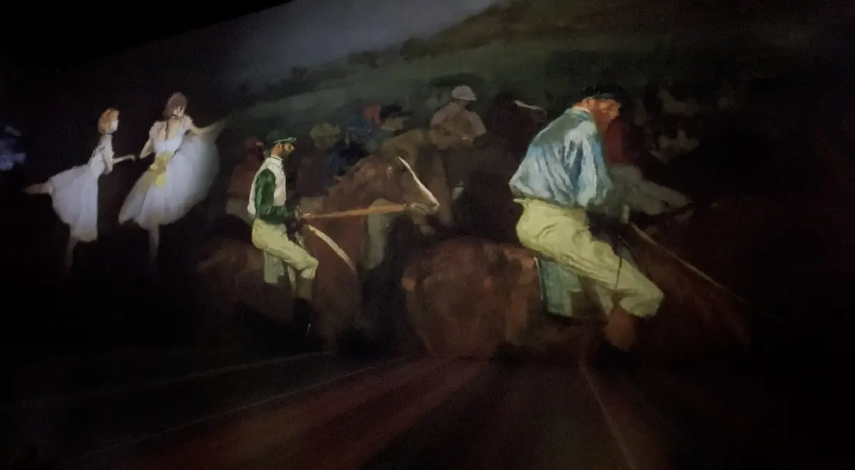 話題の没入体験型ミュージアムと、図書館内の画像_8